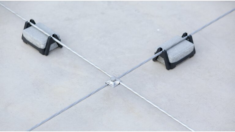 Betonsteine als Dachleitungshalter Fangleitungen auf dem Flachdach 